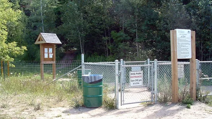 Entrance to Sunnidale Park’s dog off-leash area.